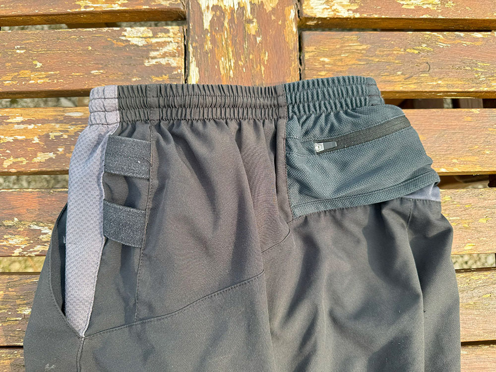 Gel holders and zipped pocket on fell shorts