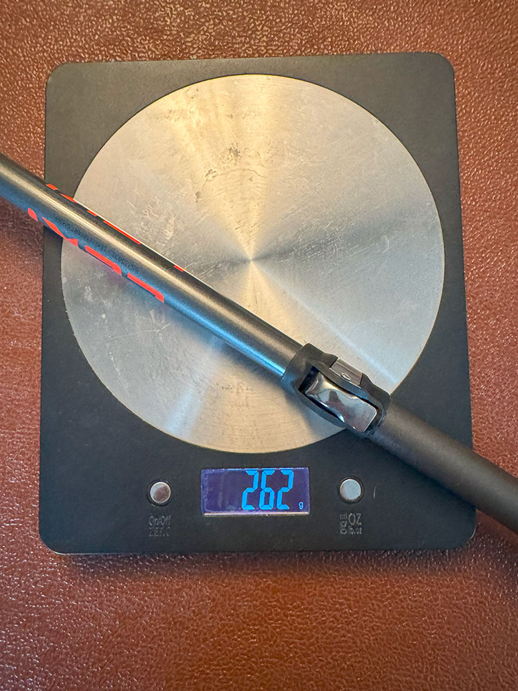 Leki Makalu Carbon Pole weighing 262g, so 524g per pair